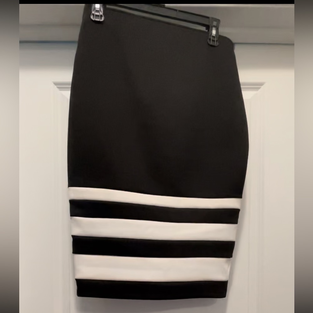 APT.9 Black/White Pencil Skirt
Seam2seam:
Hem-16 inch
Waist-15 inch
Hip 19 inch - Picture 6 of 6